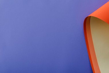 menekşe arkaplanda renkli kağıt girdabı