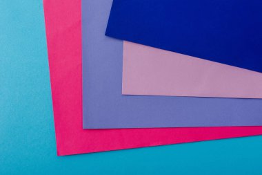 Pembe, mavi ve mor kağıtlı soyut geometrik arkaplan