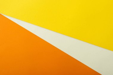 Beyaz, sarı ve turuncu parlak kağıtlı soyut geometrik arkaplan