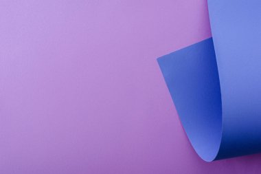 eflatun arkaplanda mavi renkli kağıt kıvrımları