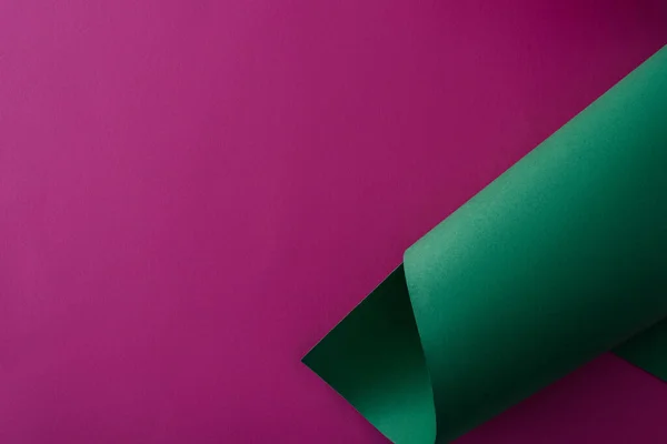 Papier Coloré Vert Tourbillonnant Sur Fond Violet — Photo