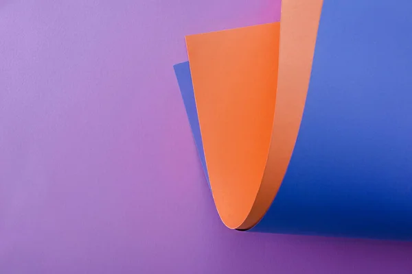 Orange Und Blaues Papier Auf Violettem Hintergrund — Stockfoto