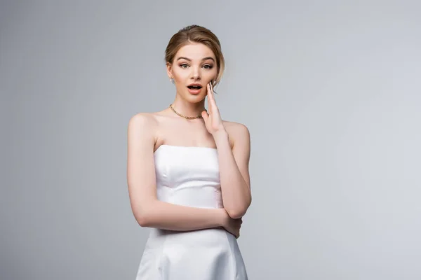 Scioccato Sposa Abito Sposa Bianco Toccare Viso Isolato Grigio — Foto Stock