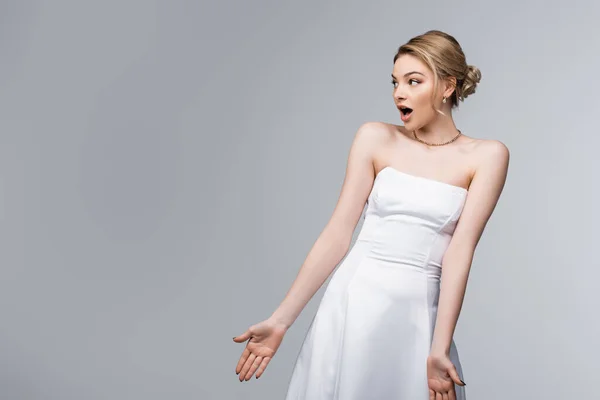 Schockierte Braut Weißen Hochzeitskleid Gestikuliert Und Schaut Isoliert Auf Grau — Stockfoto