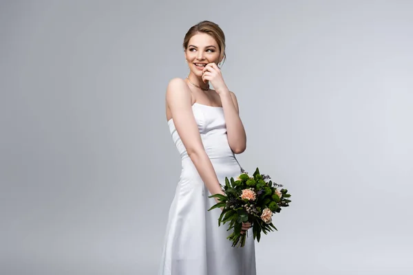 Весела Наречена Білій Весільній Сукні Тримає Квіти Ізольовані Сірому — стокове фото