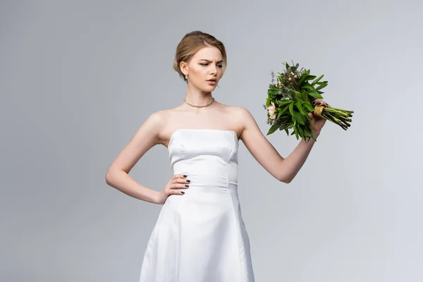 Noiva Descontente Vestido Branco Olhando Para Flores Casamento Com Mão — Fotografia de Stock