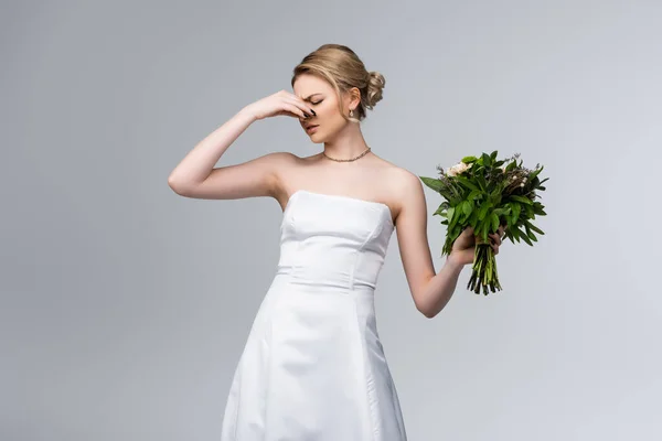 Noiva Descontente Vestido Casamento Branco Tocando Nariz Enquanto Segurando Flores — Fotografia de Stock