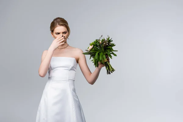 Наречена Білій Весільній Сукні Торкаючись Носа Тримаючи Смердючі Квіти Ізольовані — стокове фото