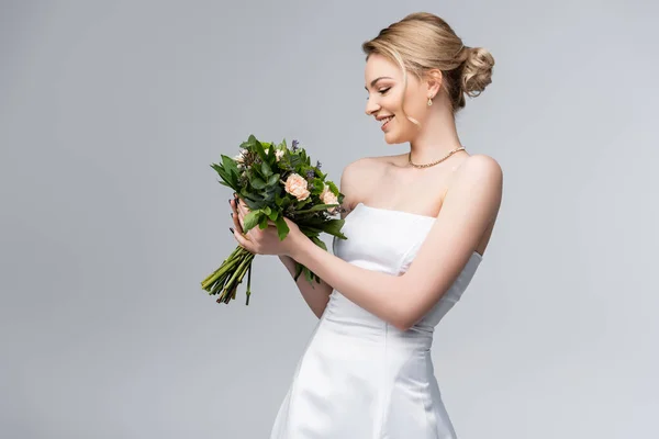 Noiva Jovem Feliz Vestido Branco Olhando Para Buquê Flores Isoladas — Fotografia de Stock