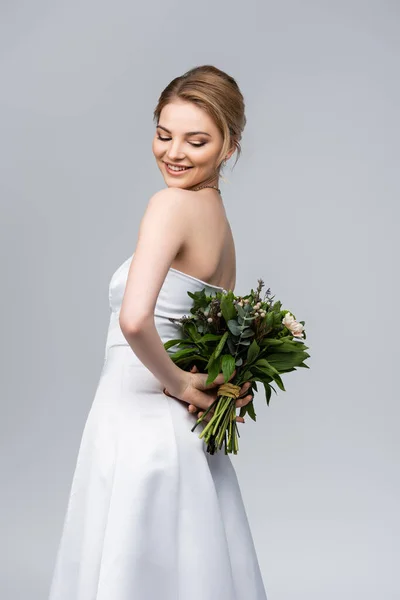 Mulher Jovem Alegre Vestido Noiva Branco Segurando Buquê Flores Isoladas — Fotografia de Stock