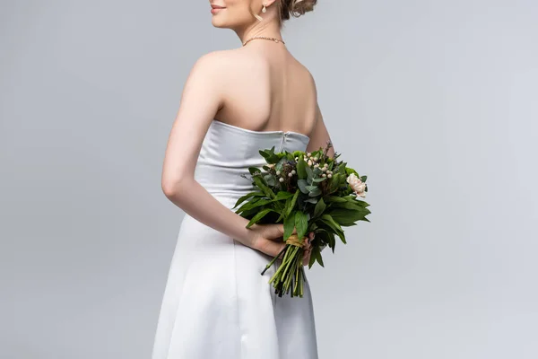 Vista Cortada Noiva Jovem Vestido Noiva Branco Segurando Buquê Flores — Fotografia de Stock