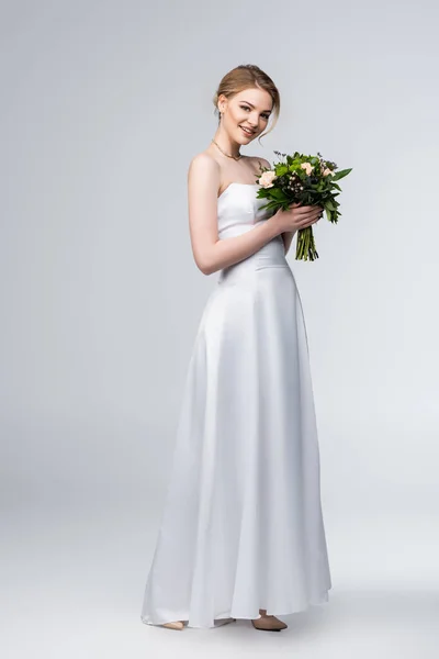 Щаслива Наречена Білій Весільній Сукні Тримає Букет Квітів Сірому — стокове фото