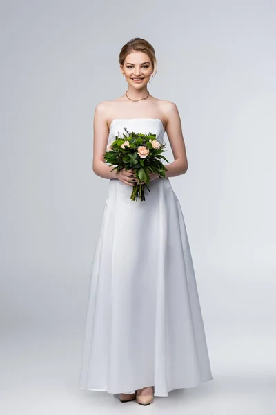 Усміхнена Дівчина Білій Весільній Сукні Тримає Букет Квітів Сірому — стокове фото