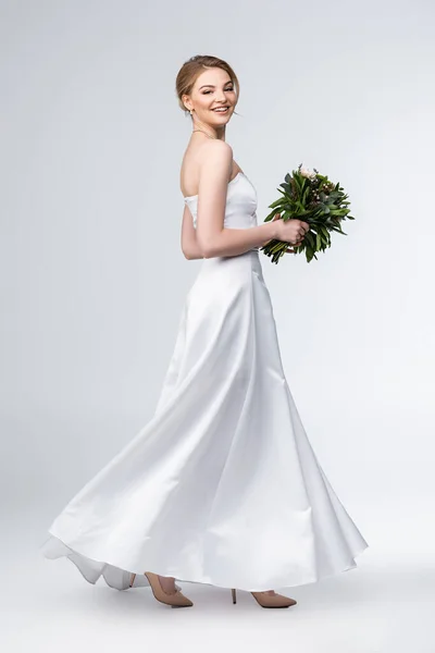 Mariée Souriante Dans Une Élégante Robe Mariée Tenant Bouquet Fleurs — Photo