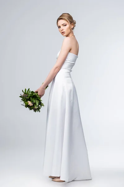 Молода Наречена Елегантній Весільній Сукні Тримає Букет Квітів Сірому — стокове фото