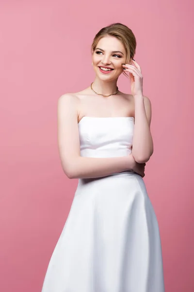 Щаслива Наречена Білій Весільній Сукні Торкається Обличчя Ізольовано Рожевому — стокове фото