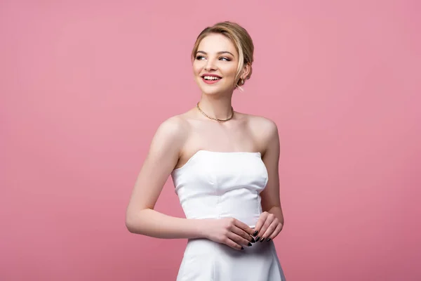 Усміхнена Молода Наречена Білій Весільній Сукні Дивиться Ізольовано Рожевому — стокове фото