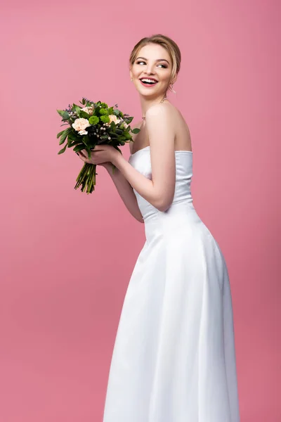 Vrolijke Bruid Witte Trouwjurk Met Bloemen Weg Kijken Geïsoleerd Roze — Stockfoto