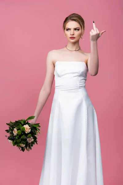 Niezadowolona Panna Młoda Białej Sukni Ślubnej Trzymając Kwiaty Pokazując Środkowy — Zdjęcie stockowe