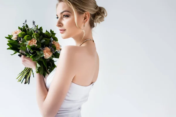 Atraktivní Nevěsta Svatebních Šatech Drží Květiny Bílém — Stock fotografie