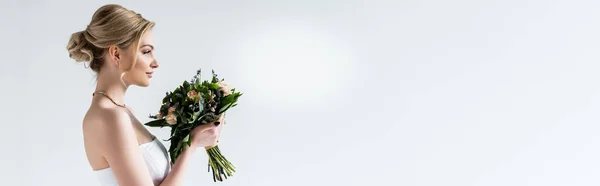 Πανοραμική Λήψη Της Ελκυστικής Νύφης Κρατώντας Λουλούδια Του Γάμου Λευκό — Φωτογραφία Αρχείου