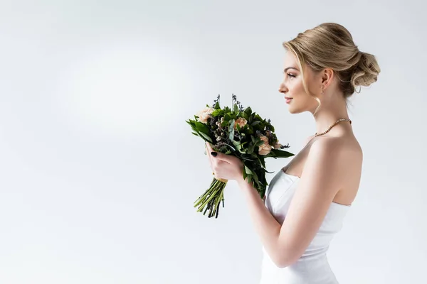 Vue Latérale Mariée Attrayante Tenant Des Fleurs Mariage Sur Blanc — Photo