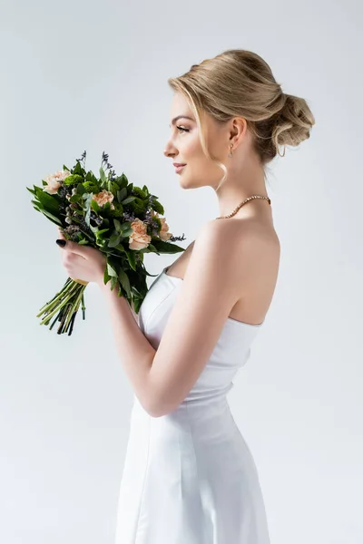 Zijaanzicht Van Mooie Bruid Met Bruiloft Bloemen Wit — Stockfoto