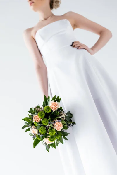 Beskärd Utsikt Över Elegant Brud Bröllop Klänning Med Blommor Isolerade — Stockfoto