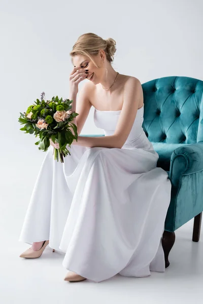 Mariée Heureuse Dans Une Robe Mariée Élégante Tenant Des Fleurs — Photo