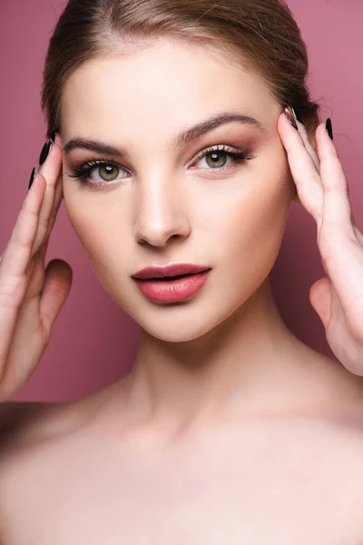 Nøgen Ung Kvinde Med Øjenskygge Læbestift Isoleret Pink - Stock-foto