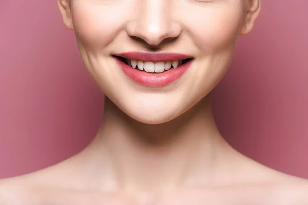 ピンクの唇に口紅をつけた幸せな若い女性のクロップドビュー — ストック写真