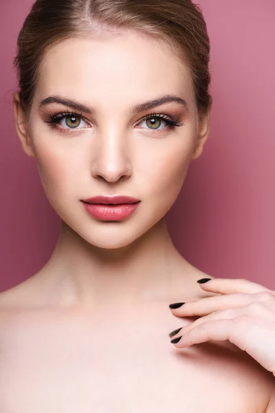 Naken Och Vacker Kvinna Med Makeup Tittar Kameran Rosa — Stockfoto