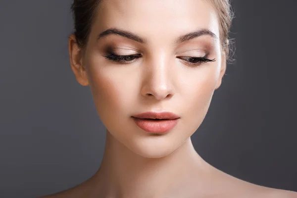 Belle Femme Avec Maquillage Regardant Vers Bas Isolé Sur Gris — Photo