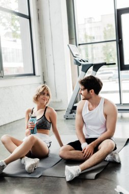 Spor salonunda birbirine bakan mutlu çift. 