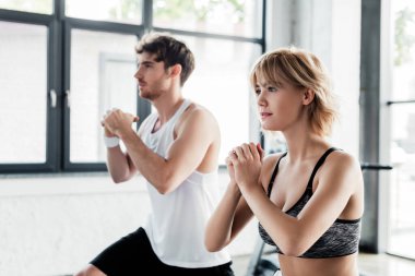 Spor salonunda ellerini sıkmış spor yapan çiftlerin seçici odağı. 