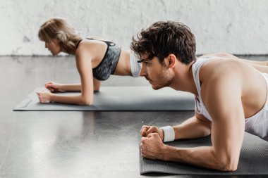 Spor salonundaki spor paspaslarına tahta döşeyen çift profili 