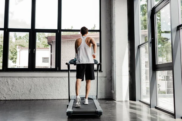 Vista Trasera Del Hombre Corriendo Cinta Gimnasio — Foto de Stock