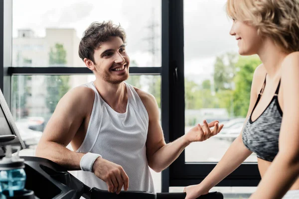 Enfoque Selectivo Deportista Feliz Mirando Chica Gimnasio — Foto de Stock