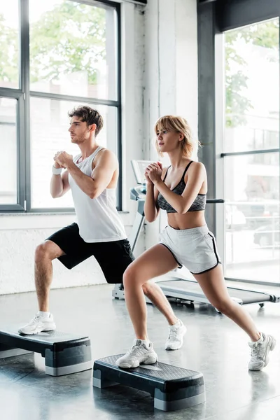 Sport Couple Clenched Hands Doing Lunges Exercising Step Platforms — Stock Photo, Image