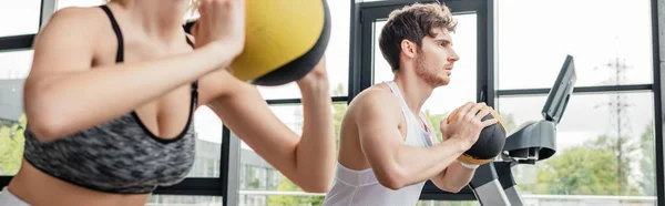 Cultivo Panorámico Deportista Deportista Haciendo Ejercicio Con Pelotas Gimnasio — Foto de Stock