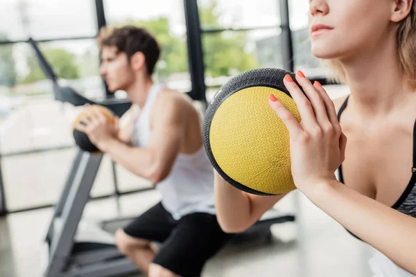 Selektivní Zaměření Mladých Sportovkyň Cvičení Míčem Blízkosti Sportovního Muže — Stock fotografie