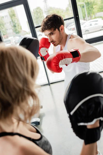 Selektivní Zaměření Sportovního Páru Boxerských Rukavicích Boxerských Podložkách Trénink Tělocvičně — Stock fotografie