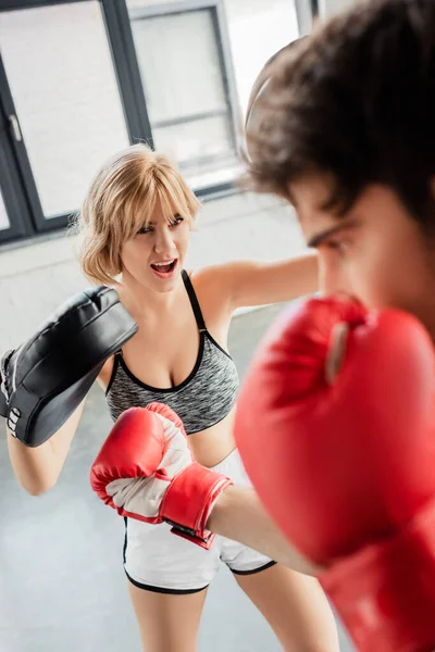 Foco Seletivo Menina Emocional Almofadas Boxe Exercício Com Desportista Ginásio — Fotografia de Stock