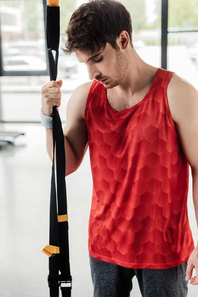 Deportista Cansado Pie Tocando Bandas Resistencia Gimnasio — Foto de Stock