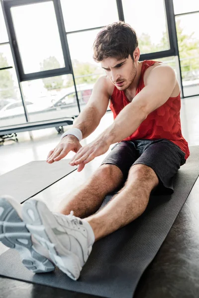 Foco Seletivo Belo Desportista Alongamento Tapete Fitness — Fotografia de Stock