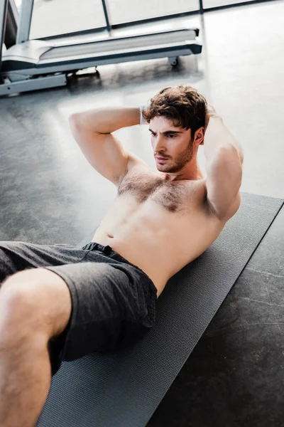 Selective Focus Muscular Sportsman Doing Sit Ups Fitness Mat Gym — Stock Photo, Image