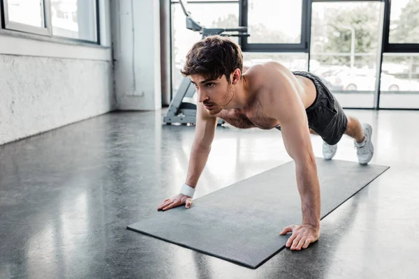 Deportista Sin Camisa Haciendo Tablón Cerca Alfombra Fitness Gimnasio —  Fotos de Stock