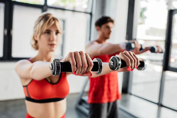 Spor Salonundaki Dambıllarla Spor Yapan Çiftlerin Seçici Odağı — Stok fotoğraf