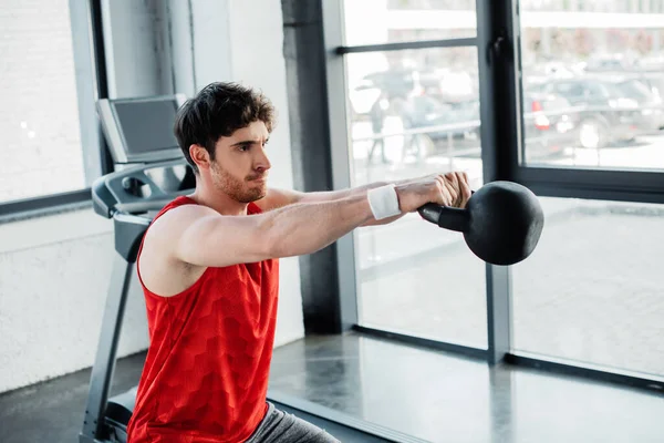 Homme Sportif Travaillant Avec Haltère Lourd Dans Salle Gym — Photo