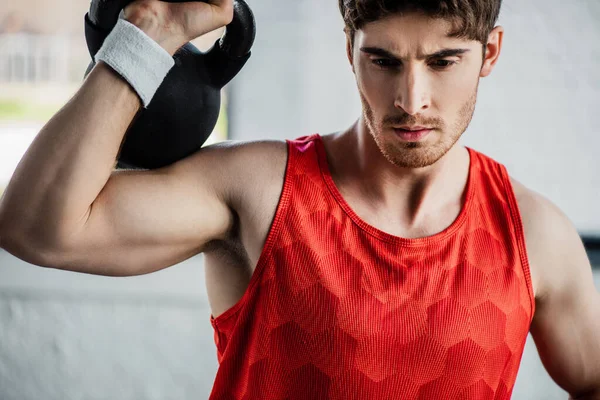 Homme Athlétique Fort Travaillant Avec Haltère Dans Centre Sportif — Photo